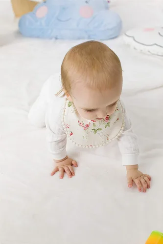 Vista 4 de Babero de bebé para niñas, reversible, impermeable, hecho a mano, de algodón natural, de 0 a 12 meses, paquete de 2
