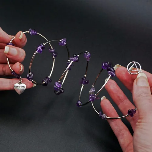 Vista 6 de The Token Shop Pulsera AA de amatista con símbolo de triángulo de círculo anónimo de alcohólicos y dije de corazón de serenidad Regalo de sobriedad