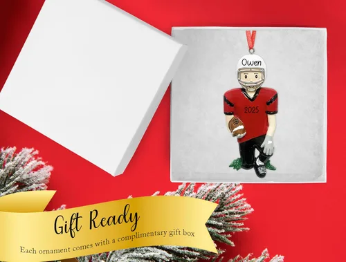 Vista 4 de Adorno de Navidad personalizado para niño de fútbol 2026 Jugador masculino en camiseta con casco y bola para árbol de Navidad Recuerdo