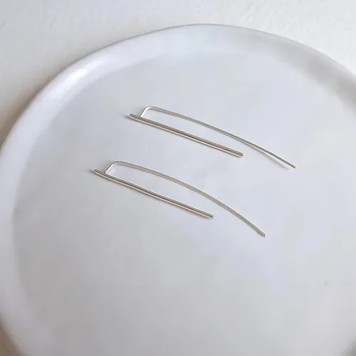 Vista 7 de Aretes de plata de ley 925 curvados hechos a mano, hipoalergénicos, minimalistas, modernos, largos, delgados, geométricos, lineales, para mujeres