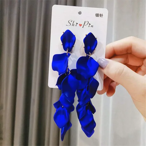 Vista 4 de SMALLLOVE Aretes colgantes de pétalos de acrílico para mujeres y niñas a la moda con flores de rosas largas de resina aretes de declaración floral