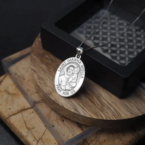 Vista 4 de PicturesOnGold.com Medalla religiosa ovalada Santa Gianna Beretta Molla - en plata de ley y oro de 10K o 14K