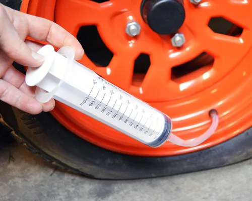 Vista 5 de Kit de Protección de Neumáticos Planos Todo Terreno TireJect 5 en 1 con Inyector de Sellador (Kit de 30oz para Carro de Golf)