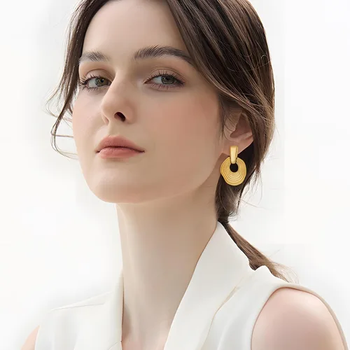 Vista 2 de Aretes elegantes vintage con textura ondulada, aretes colgantes chapados en oro para mujer, joyería de moda