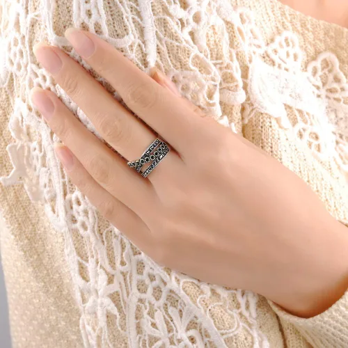 Vista 3 de Mytys Crossover Statement Rings for Women 18k Gold Band Ring Black Marcasite Wide Chunky Twist Rings