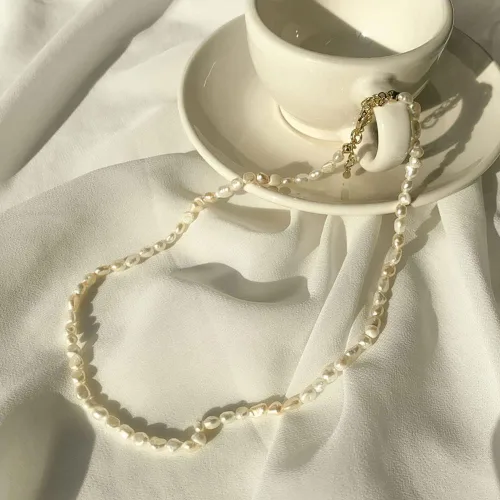 Vista 3 de VIEWLAP Collar de perlas de concha simple barroca irregular gargantilla para mujeres y niñas Perla de imitación No es una piedra preciosa