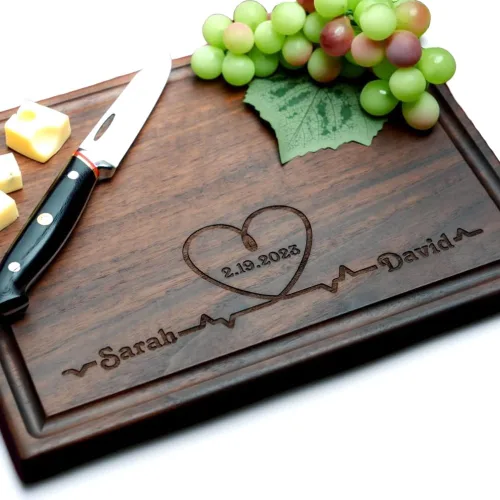 Vista 8 de Tablas de cortar personalizadas Charcutería grabada de madera hecha a mano Boda personalizada, aniversario, regalo de compromiso para parejas
