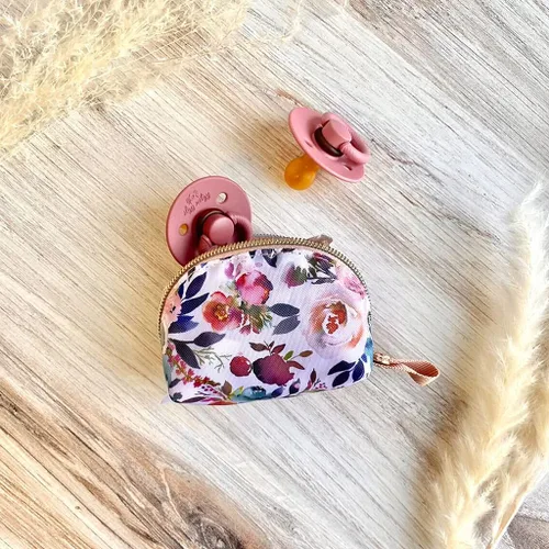 Vista 4 de Itzy Ritzy Bolsa de almacenamiento para todo; pequeña bolsa con cremallera para 2 chupetes; asa a presión que se fija a la bolsa de pañales