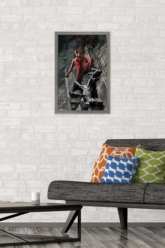 Vista 2 de Marvel Comics DaredeVil - Póster de pared de Hell's Kitchen DeVil, 22.4 pulgadas de largo x 14.7 pulgadas de ancho, versión enmarcada de madera