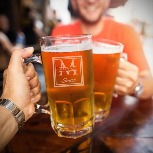 Vista 4 de HomeWetBar Taza de cerveza personalizada con mango de vidrio, vaso de cerveza colosal grabado (33 onzas)