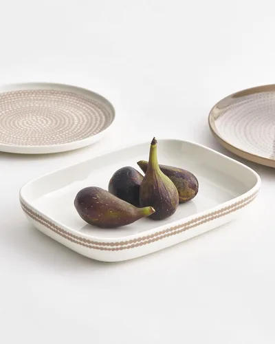 Vista 3 de MARIMEKKO Oiva Räsymatto - Bandeja para servir beige y blanco. Refina la decoración de tu cocina con nuestro icónico gres blanco. Elegante plato