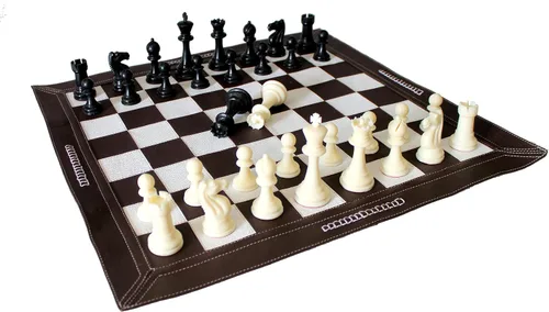 Vista 2 de Stonkraft - Juego de ajedrez enrollable de cuero genuino de 19" x 19" con piezas de ajedrez de plástico - Bronceado oscuro