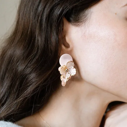 Vista 2 de Aretes de flores de cobre, aretes de aleación hechos a mano, diseño de pétalos bohemios, aretes colgantes para mujeres y niñas