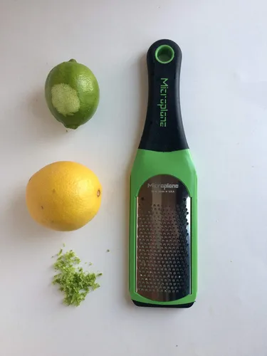 Vista 4 de Microplane Serie Artisan Rallador y Zestador de Queso Parmesano (Finamente, Verde)