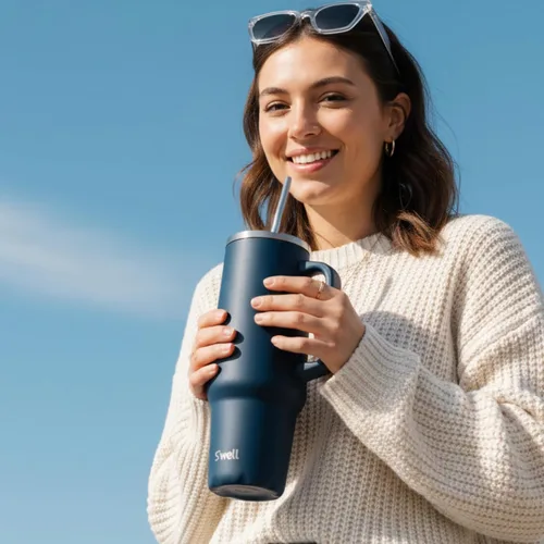 Vista 4 de S'well Vaso de acero inoxidable reciclado XL con popote y asa, 40 onzas, azurita, contenedor aislado al vacío de triple capa mantiene las bebidas
