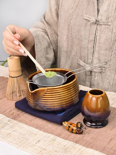 Vista 3 de Artcome Juego de té Matcha – Kit japonés Matcha con batidor de bambú, cuenco de boquilla para vertido, cuchara, tamiz, soporte y manual