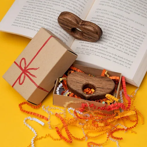 Vista 5 de TILISMA Soporte para páginas de libros, accesorios de lectura de corazón de madera hechos a mano, regalos para amantes de los libros (mediano)