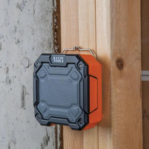 Vista 6 de KLEIN TOOLS AEPJS3 - Altavoz Bluetooth para el lugar de trabajo con imán y gancho, 20 horas de tiempo de funcionamiento, carga a través de USB A