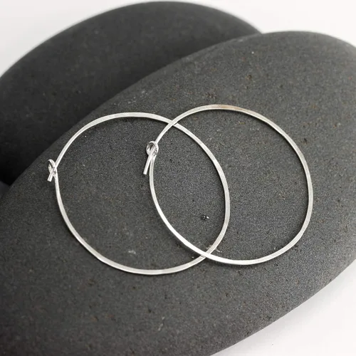 Vista 110 de Aretes de aro finos martillados, elegantes plata esterlina geométrica sólida, relleno de oro y relleno de oro rosa; para mujer por Lotus Stone