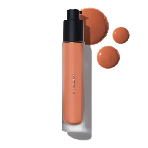 Vista 13 de MAKE Beauty Diffusion Dew Skin Tint. Acabado radiante de cobertura transparente a media. Difumina, suaviza e ilumina para una tez luminosa. 01 Feria