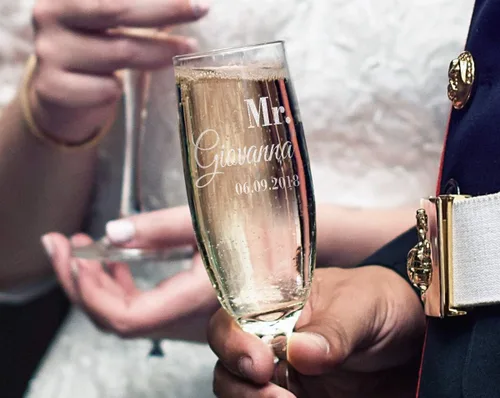 Vista 2 de Mr and Mrs. Grabado Boda Flautas Personalizadas Copas de champán 30 ° 50 Aniversario Mamá Papá