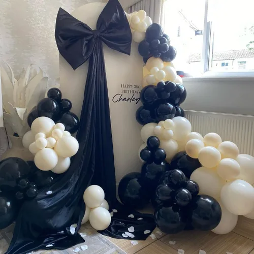 Vista 6 de Kit de 153 globos negros y blancos arena, guirnalda en forma de arco, globos de diferentes tamaños de 18, 12, 10 y 5 pulgadas, confeti negro, crema
