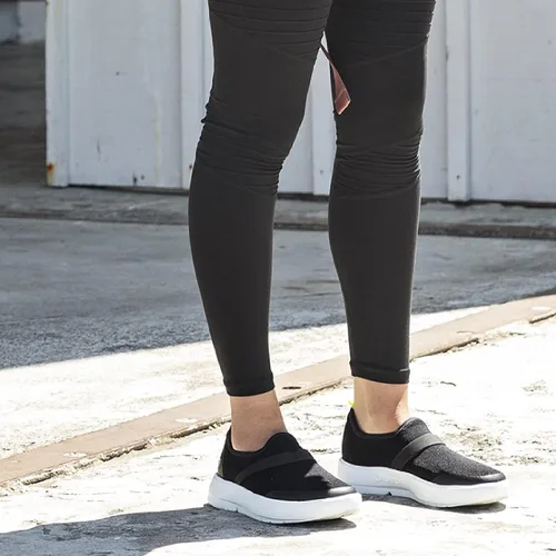 Vista 4 de OOFOS OOmg - Zapatos bajos para mujer, calzado de recuperación ligero, reduce el estrés en los pies, las articulaciones y la espalda, lavable a