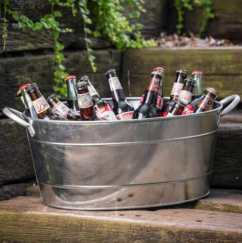 Vista 2 de TableCraft. Recipiente galvanizado para bebidas. Capacidad de 5.5 galones.