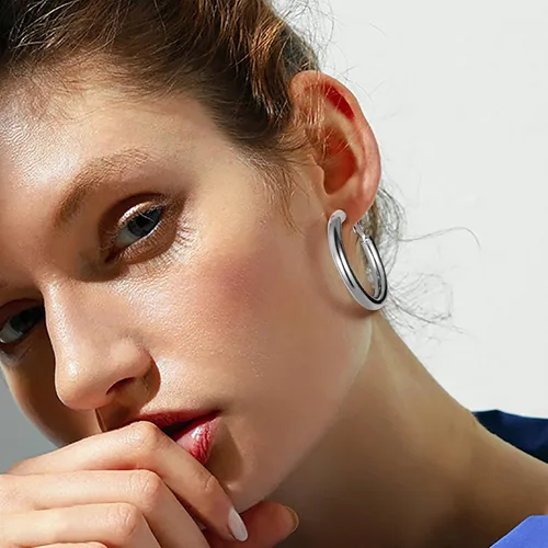 Vista 7 de Aretes de aro gruesos de acero inoxidable para mujer, minimalistas y elegantes, chapados en negrooro, aretes redondos hipoalergénicos, tamaño 1.181