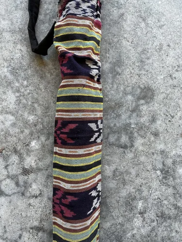 Vista 5 de Didgeridoo Bamboo quemado 47" de largo con bolsa roja Didgeridoo diseñado para tonos profundos de drones y práctica musical; detalles clave
