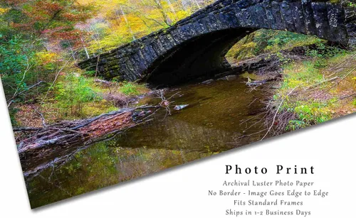 Vista 2 de Impresión de fotografía campestre (no enmarcada) Imagen de puente de piedra rodeado de follaje de otoño en el día de otoño en grandes montañas