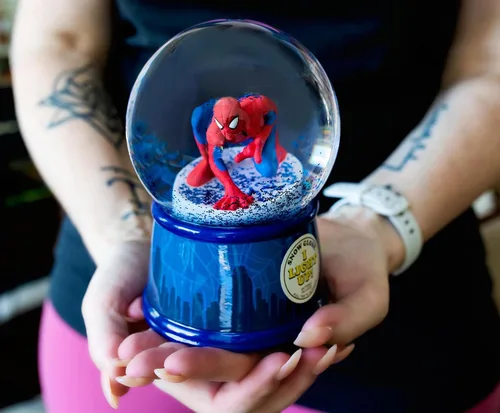 Vista 3 de Marvel Spider-Man New York Skyline - Globo de nieve coleccionable iluminado