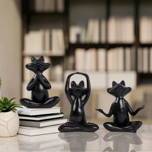 Vista 4 de Suoedd Juego de 3 figuras de rana negra para decoración de yoga, estatuas de yoga de rana para sala de estar moderna, mesa, oficina, estantería