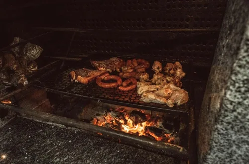 Vista 3 de Troncos de leña hawaianos Kiawe – de Ohikilolo Ranch – Ideal para parrillas, ahumadores, hornos de pizza, estufas, fogatas y chimeneas – Caja