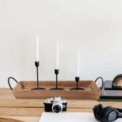 Vista 6 de Bandeja de velas rectangular de madera con asas de metal negro, portavelas de madera rústica para exhibir velas, centros de mesa para mesa