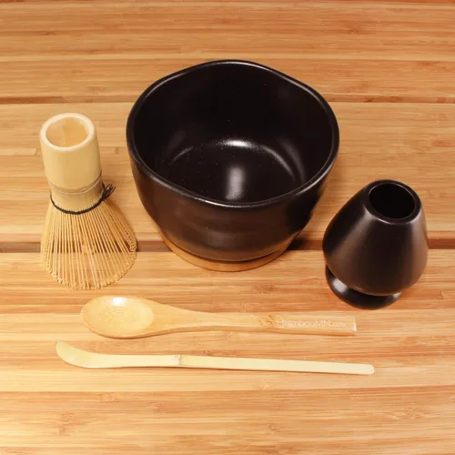 Vista 4 de BambooMN Juego de iniciación de batidor de matcha: cuenco Chawan Matcha, batidor de té, chashaku, cuchara, soporte de matcha y posavasos de bambú