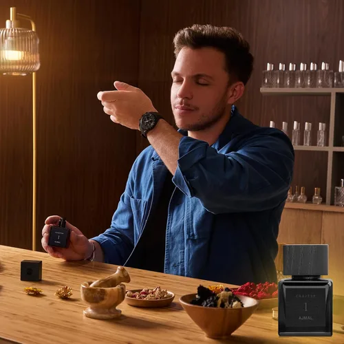 Vista 3 de Ajmal Capítulo 1 Eau de Parfum, Higo Acuático, Madera de Sándalo
