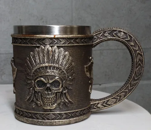 Vista 3 de Ebros Gift Nativo americano indio tribal jefe guerrero cráneo con águila cucaracha tocado y doble hacha cruzada taza de café taza de bebida jarra
