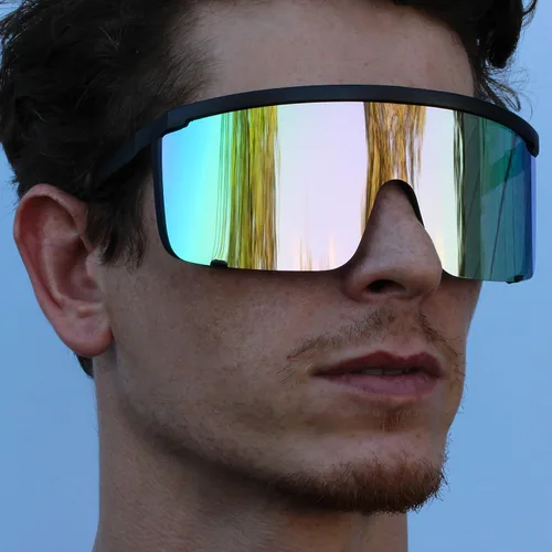 Vista 4 de Gafas de sol unisex de gran tamaño con lentes espejadas y superescudo retro con marco negro mate, Multicolor