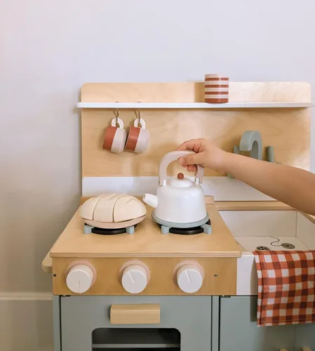 Vista 6 de Tender Leaf Toys Mini Chef Home Kitchen – Cocina de madera totalmente equipada con accesorios para cocinar – Desarrolla habilidades sociales