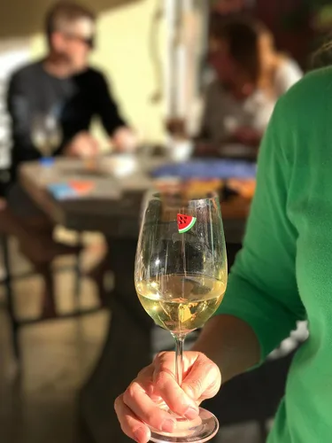 Vista 6 de Simply Charmed Dijes magnéticos para copa de vino con abeja, fresa y flores, juego de 6 divertidos marcadores de bebidas o identificadores