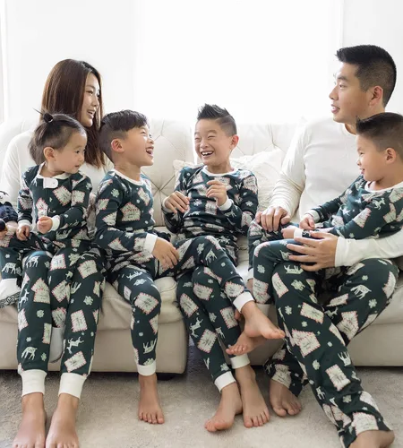 Vista 3 de Burt's Bees Baby Conjuntos de pijamas de Navidad familiares a juego, pijamas de algodón orgánico para niños, niños pequeños, mujeres y adultos