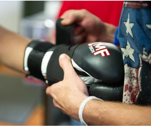 Vista 3 de Guantes de boxeo de entrenamiento y sparring Ringside IMF Tech con cierre de velcro
