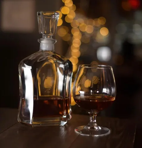 Vista 7 de Bormioli Rocco Capitol - Decantador de vidrio, tapón geométrico hermético, decantador de whisky de 23.75 onzas para vino, bourbon, brandy, licor
