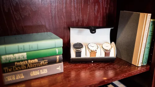 Vista 5 de Case Elegance - Caja de viaje de cuero vegano para reloj, Negro