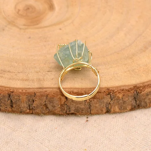Vista 4 de Anillo envuelto en alambre de piedra áspera de cristal natural, tono de oro amarillo