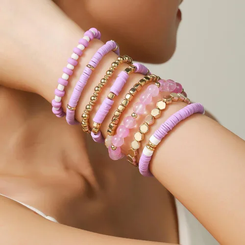 Vista 4 de Caiyao Juego de pulseras apilables de arcilla con corazón multicapa de Bohemia, pulseras elásticas con cuentas doradas de arcilla Heishi para 8