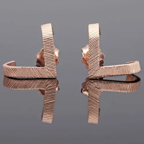 Vista 2 de Emmanuela - Aretes de aro texturizados en forma de V, plata de ley 925 chapada en oro, estilo minimalista, moderno, sexy, hipoalergénicos y sin