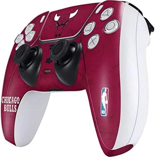 Vista 2 de Skinit Calcomanía para juegos compatible con PS5 y compatible con PS5 Digital Edition DualSense Controller Producto oficial de la NBA Chicago Bulls