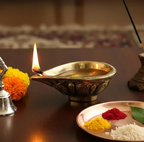 Vista 6 de Esplanade Aarti Diya de latón con mango de madera – Deepak tradicional para Pooja, templo, lámpara de aceite Diwali, Navratri Diya, Dhoop Dani